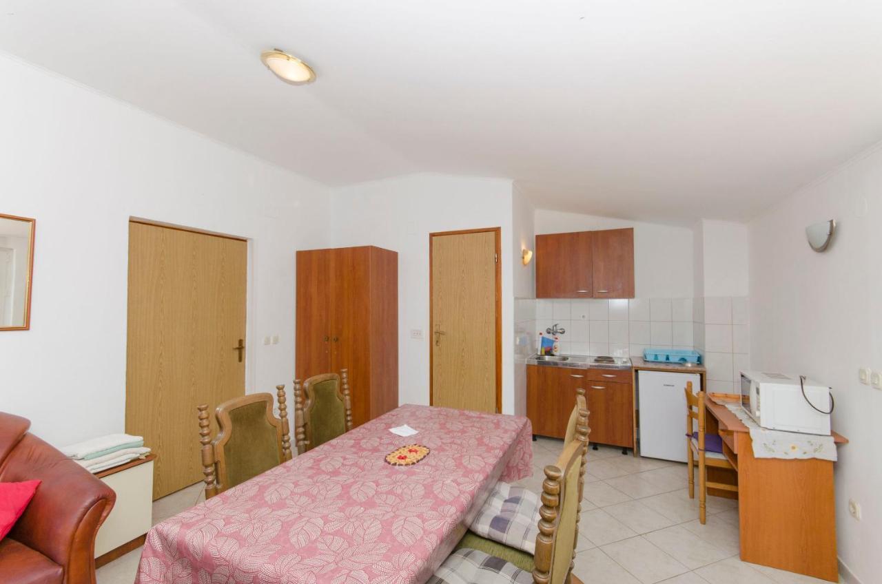 Apartments And Rooms Nike Sobra Стая снимка